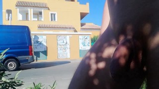 Naakte wandeling over straat en langs barretjes